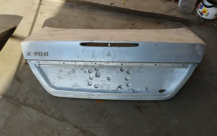 Крышка багажника Mercedes W211 за 10 000 тг. в Алматы
