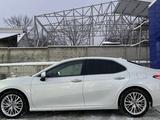 Toyota Camry 2018 годаfor14 250 000 тг. в Алматы – фото 3