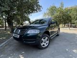 Volkswagen Touareg 2006 года за 4 900 000 тг. в Алматы