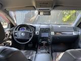 Volkswagen Touareg 2006 года за 4 900 000 тг. в Алматы – фото 5