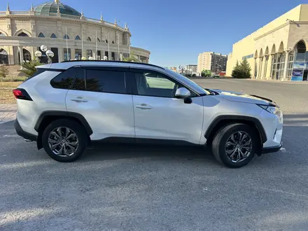 Toyota RAV4 2022 года за 15 750 000 тг. в Атырау – фото 2
