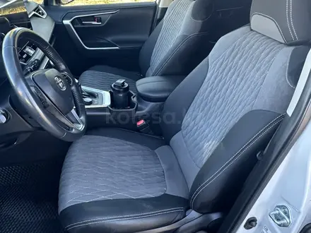 Toyota RAV4 2022 года за 15 750 000 тг. в Атырау – фото 11