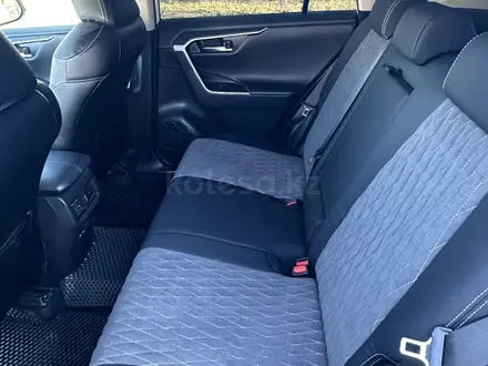 Toyota RAV4 2022 года за 15 750 000 тг. в Атырау – фото 17