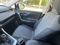Toyota RAV4 2022 года за 15 750 000 тг. в Атырау – фото 16