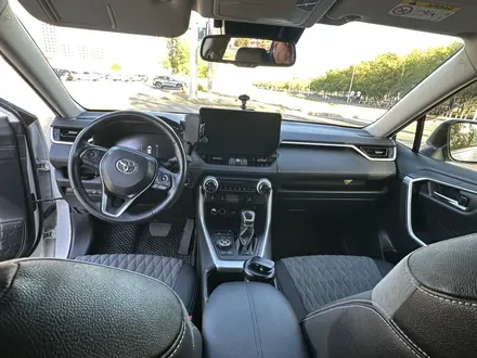 Toyota RAV4 2022 года за 15 750 000 тг. в Атырау – фото 18