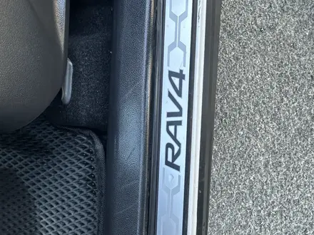 Toyota RAV4 2022 года за 15 750 000 тг. в Атырау – фото 22
