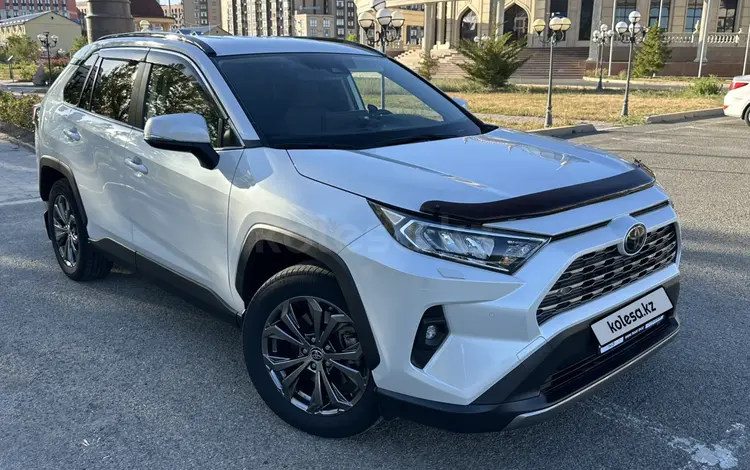 Toyota RAV4 2022 года за 15 750 000 тг. в Атырау