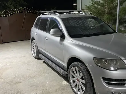 Volkswagen Touareg 2008 года за 6 500 000 тг. в Шиели – фото 2