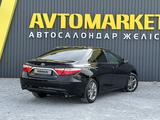 Toyota Camry 2015 года за 8 490 000 тг. в Актобе – фото 3