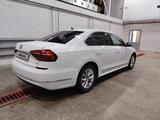 Volkswagen Passat 2017 года за 7 400 000 тг. в Актобе – фото 3