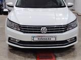 Volkswagen Passat 2017 года за 7 400 000 тг. в Актобе – фото 4