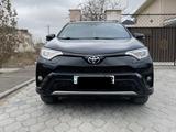 Toyota RAV4 2018 года за 14 400 000 тг. в Актау