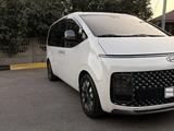Hyundai Staria 2021 года за 14 900 000 тг. в Алматы – фото 2