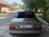 Mercedes-Benz E 220 1994 года за 2 800 000 тг. в Тараз – фото 4