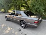 Mercedes-Benz E 220 1994 года за 2 800 000 тг. в Тараз – фото 2