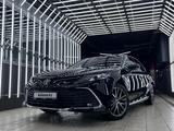 Toyota Camry 2023 года за 15 050 000 тг. в Астана