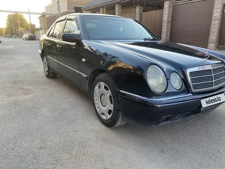 Mercedes-Benz E 200 1996 года за 1 670 000 тг. в Караганда – фото 4