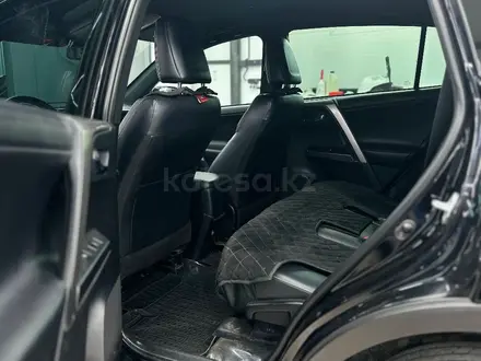 Toyota RAV4 2018 года за 15 000 000 тг. в Уральск – фото 13