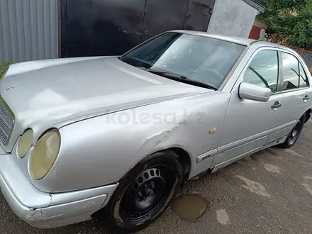 Mercedes-Benz E 230 1996 года за 2 000 000 тг. в Караганда – фото 4