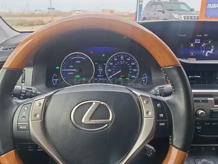 Lexus ES 300h 2014 года за 7 300 000 тг. в Жанаозен