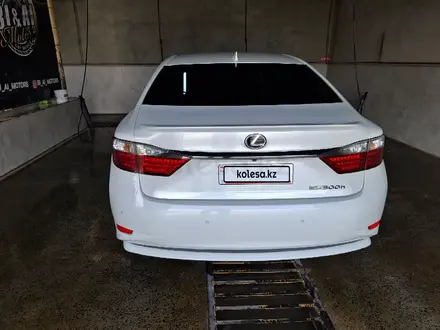 Lexus ES 300h 2014 года за 7 300 000 тг. в Жанаозен – фото 3