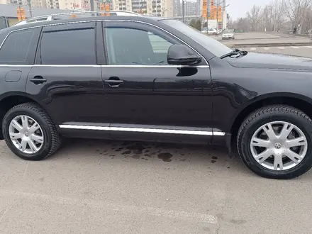 Volkswagen Touareg 2007 года за 6 950 000 тг. в Алматы – фото 3