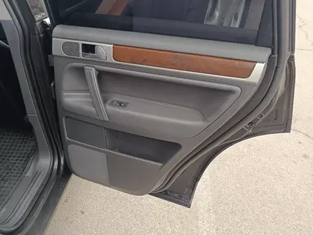 Volkswagen Touareg 2007 года за 6 950 000 тг. в Алматы – фото 16