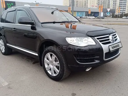Volkswagen Touareg 2007 года за 6 950 000 тг. в Алматы – фото 2