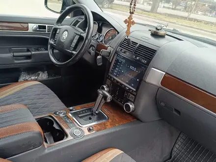 Volkswagen Touareg 2007 года за 6 950 000 тг. в Алматы – фото 21