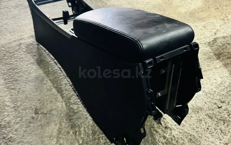 ПОДЛОКОТНИК В САЛОНЕ ОРИГИНАЛ за 25 000 тг. в Астана