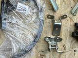 Петля капота замок капота замок крышки богажника петля дверей ограничитель за 9 000 тг. в Алматы – фото 4