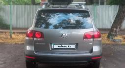 Volkswagen Touareg 2008 года за 7 800 000 тг. в Алматы – фото 5