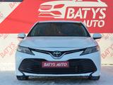 Toyota Camry 2020 года за 11 500 000 тг. в Актобе – фото 2