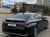 Lexus ES 300h 2019 годаүшін16 500 000 тг. в Актау – фото 4
