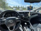 Toyota Camry 2018 года за 13 500 000 тг. в Уральск – фото 2