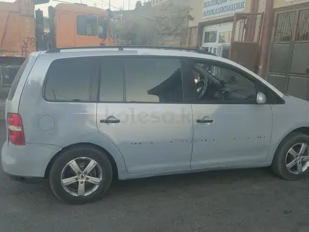 Volkswagen Touran 2006 года за 2 350 000 тг. в Шымкент – фото 4