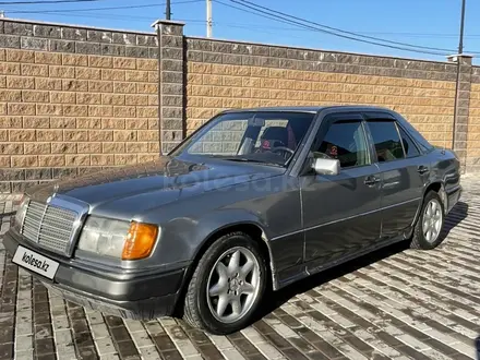 Mercedes-Benz E 220 1993 года за 1 550 000 тг. в Алматы – фото 2