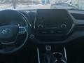 Toyota Highlander 2023 года за 22 800 000 тг. в Уральск – фото 8