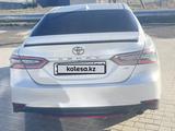 Toyota Camry 2020 года за 13 500 000 тг. в Атырау – фото 2