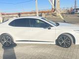 Toyota Camry 2020 года за 13 500 000 тг. в Атырау – фото 3