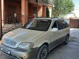 Kia Carnival 2002 года за 2 300 000 тг. в Тараз – фото 2