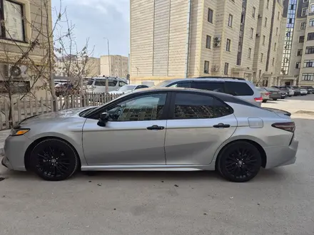 Toyota Camry 2020 года за 12 500 000 тг. в Актау – фото 2