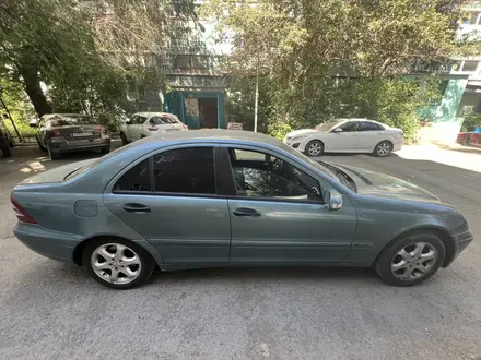 Mercedes-Benz C 240 2002 года за 3 200 000 тг. в Караганда – фото 4