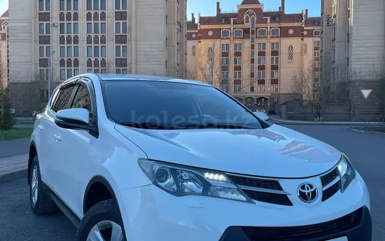 Toyota RAV4 2014 годаfor9 800 000 тг. в Астана