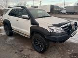 Toyota Fortuner 2005 годаүшін11 000 000 тг. в Караганда – фото 2