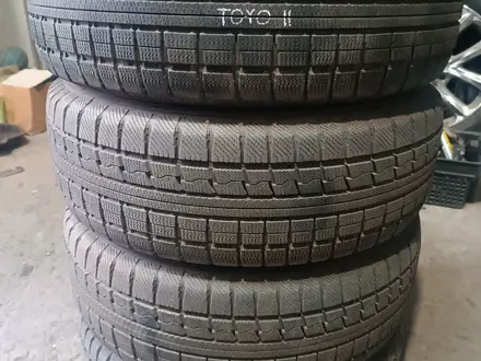 Комплект зимней резины 215/65 r16 TOYO, свежедоставлена с Японии за 87 000 тг. в Алматы