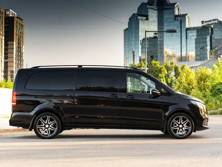 Прокат аренда минивэн Mercedes V-class 2023 года. Mercedes S222 2020 года в Алматы – фото 2