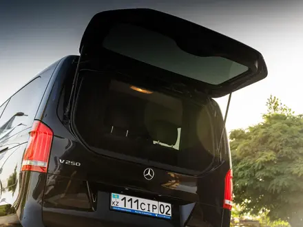 Прокат аренда минивэн Mercedes V-class 2023 года. Mercedes S222 2020 года в Алматы – фото 14