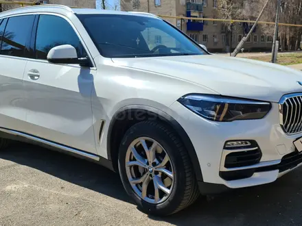 BMW X5 2018 года за 31 000 000 тг. в Уральск – фото 2