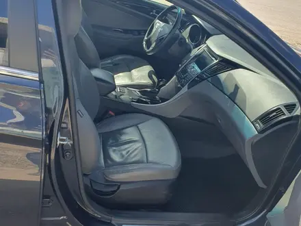 Hyundai Sonata 2013 года за 5 000 000 тг. в Актобе – фото 12